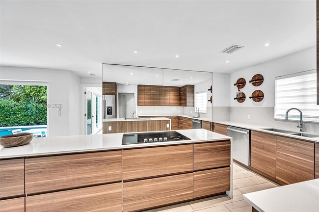 Building Photo - 1080 NE 104th St