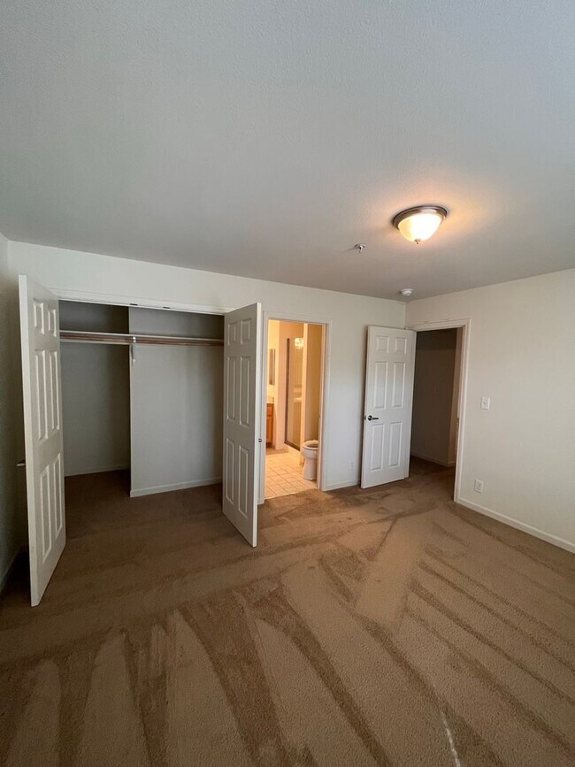 Building Photo - Spacious 2BD/2BA Apartment With Private Ba...
