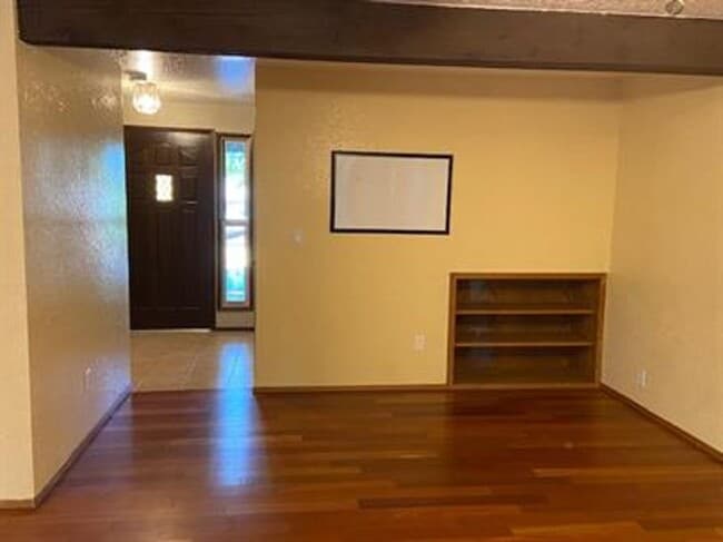 Building Photo - 823 SW Castilian Dr