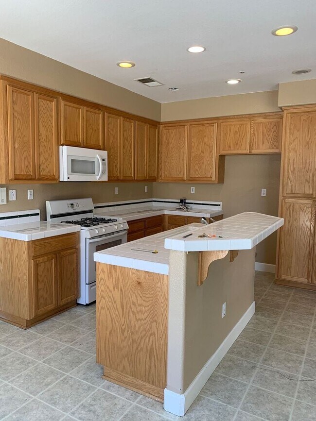 Building Photo - 4BR/3BA Single Family House - Brentwood