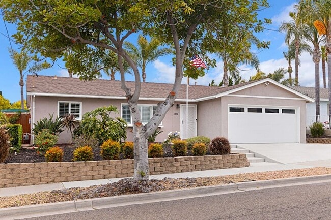 Building Photo - 3 bed 1.5 baths + 2 car garage with a larg...