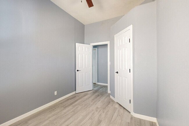 Building Photo - NW Home 3 Bedroom 2 Bath 2/CG 1266/SF