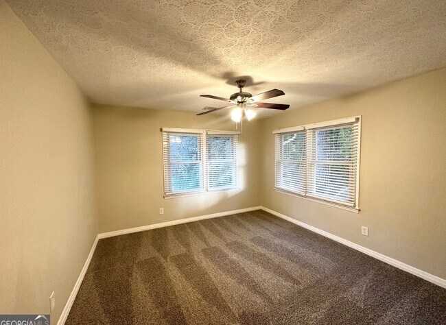 Building Photo - 1737 McKenzie Dr
