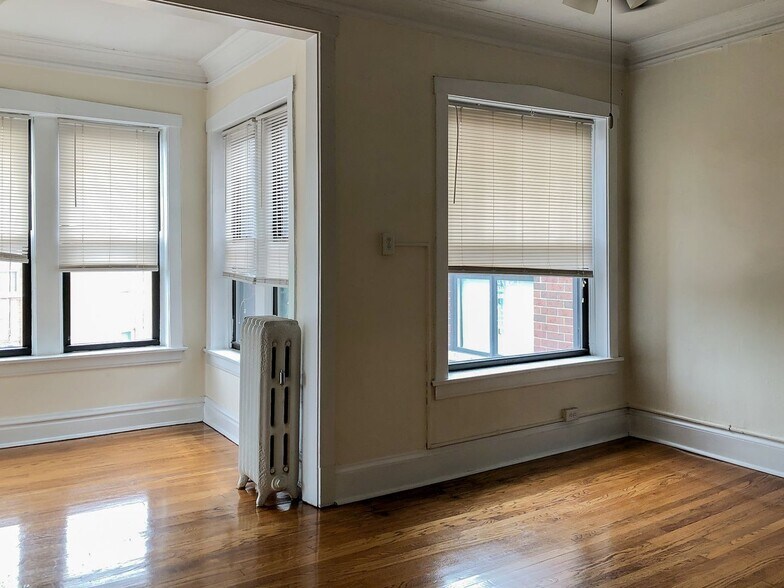 Building Photo - 2862 N Clark St