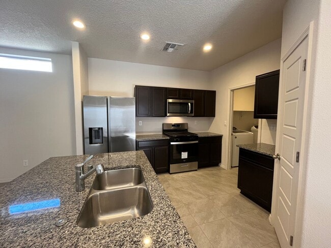 Building Photo - Modern 3 Bedroom 2 Bathroom Home In Los Lu...
