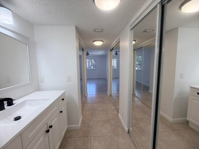 Building Photo - 9955 Westview Dr