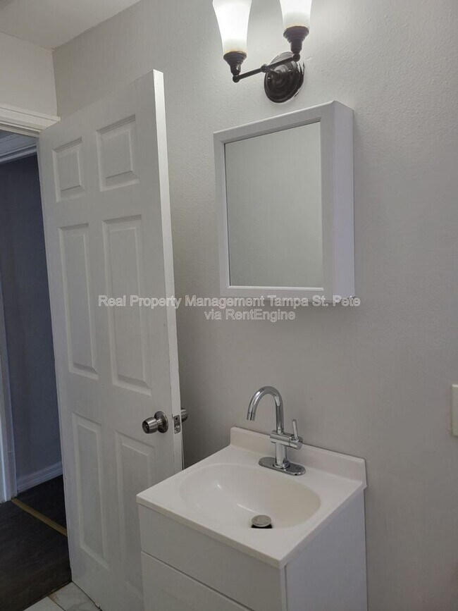 Building Photo - 618 17th Ave S