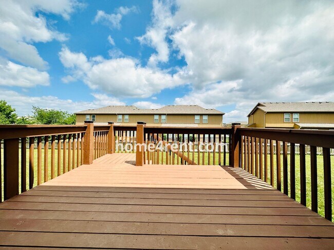 Building Photo - Wood Floors, Open Layout, Plenty of Natura...