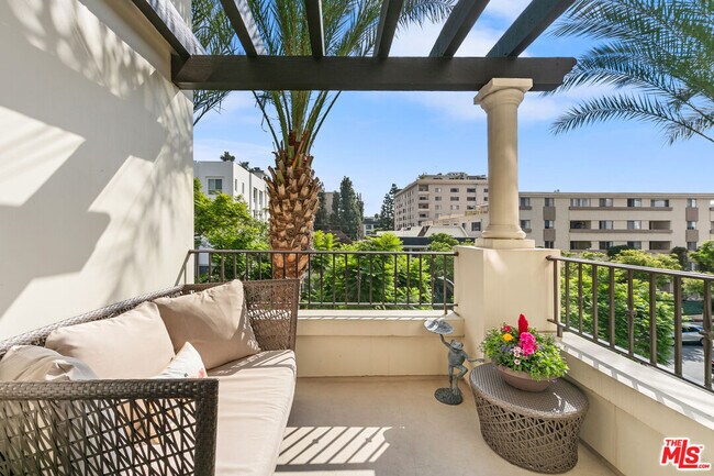 Building Photo - 443 N Palm Dr