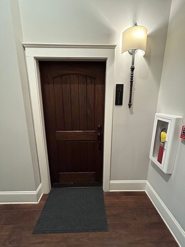 Building Photo - Beautifully Furnished 1/1 Apartment in Downtown Broad St.- $2,350