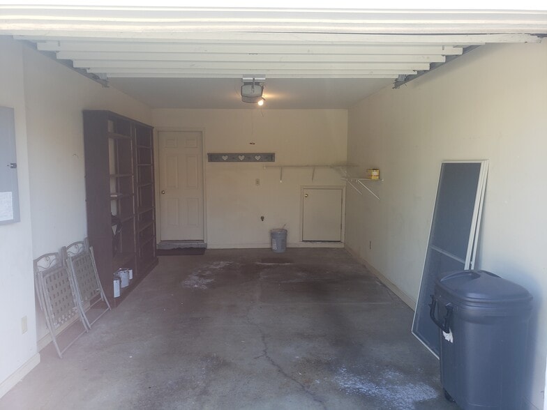 Building Photo - 10 Brookline Ct