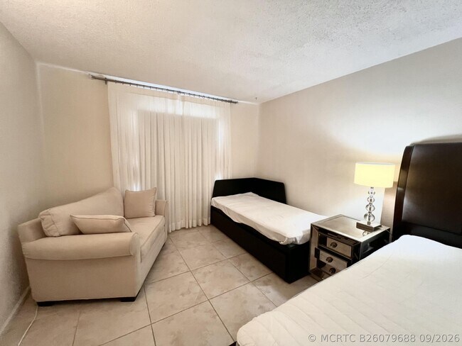 Building Photo - 6421 Bay Club Dr