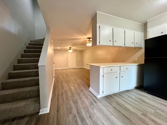 Building Photo - AVAILABLE NOW! (No Pets)