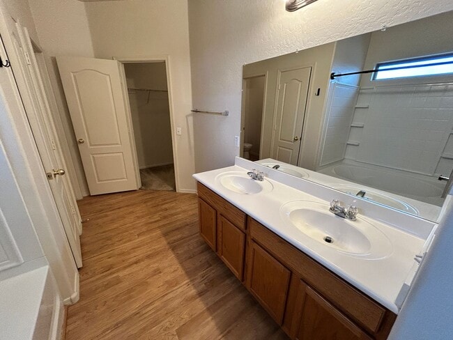 Building Photo - Large 3 Bed / 2 Bath Home with Sparkling P...