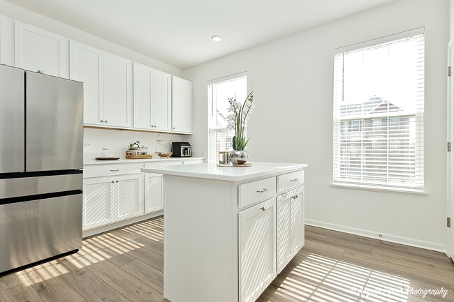 Building Photo - 1004 Neubauer Circle