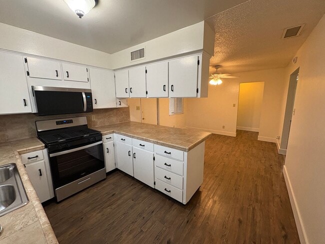 Building Photo - Spacious SE Tulare Home Near Shopping Centers coming soon!