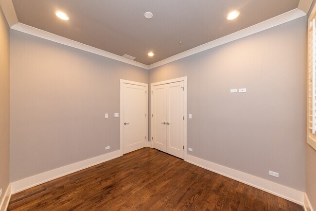Building Photo - 4021 S Ellis Ave