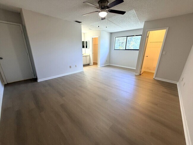 Building Photo - 5646 Pinebay Cir N