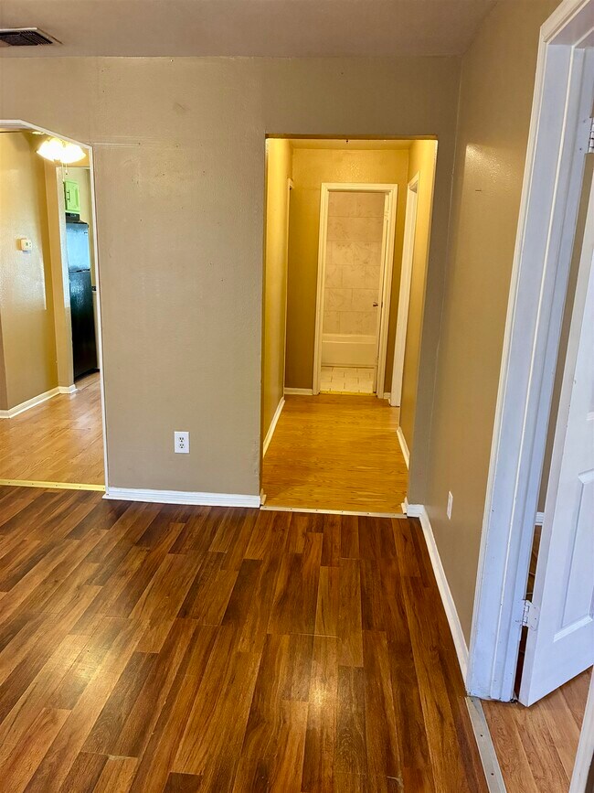 Building Photo - 800 S Vandeveer St