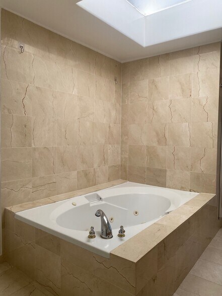 Jetted tub - 4421 Grimes Pl