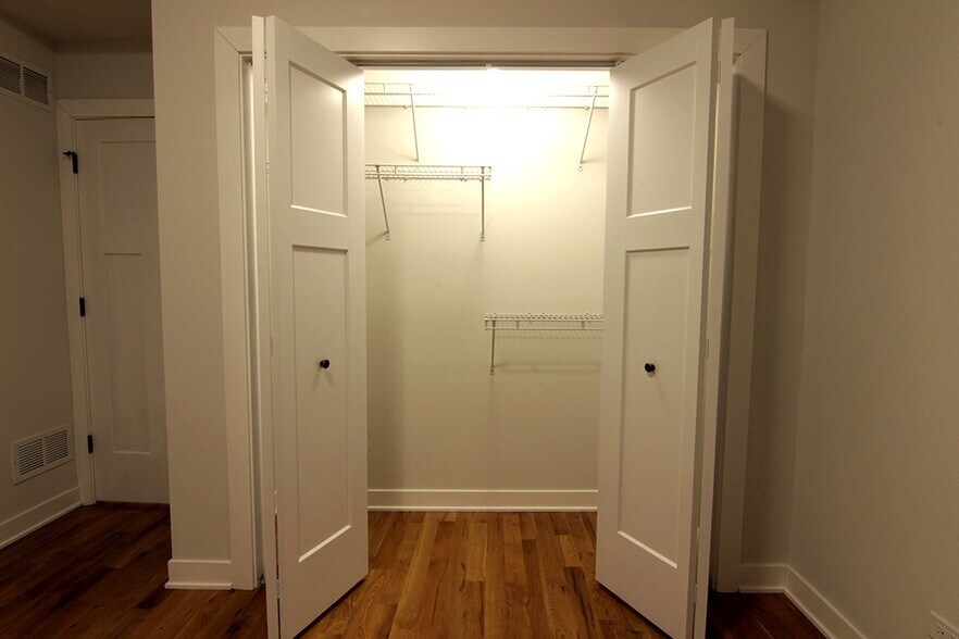 Building Photo - 2225 W Eastwood Ave