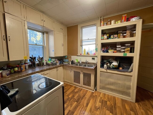 Building Photo - AVAILABLE JUNE - Spacious 6 Bed 1.5 Bath Home near Campus