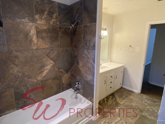 Building Photo - 4-Bedroom home in a quiet neighborhood