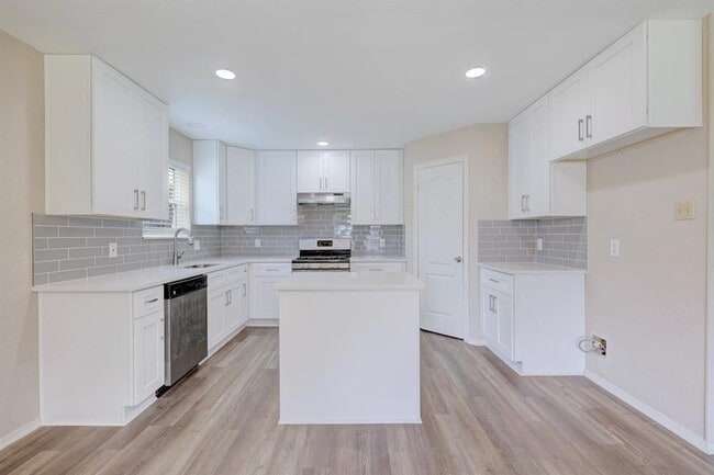 Building Photo - 200 Woodmont Dr