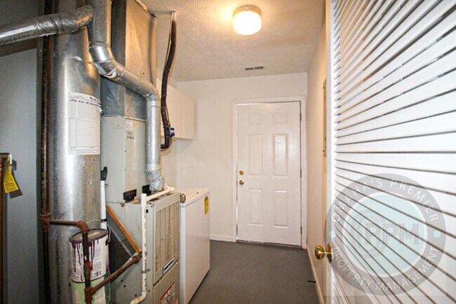 Building Photo - 2 Bed 1 Bath Home in Council Bluffs, IA