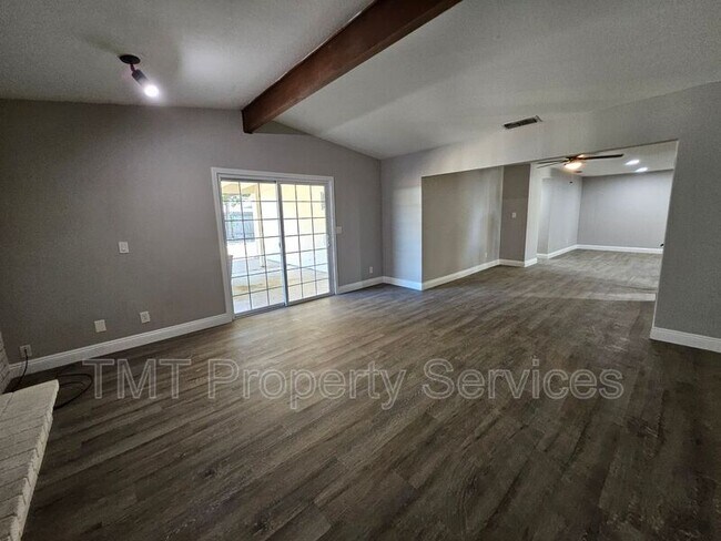 Building Photo - 760 Castle Oaks Dr