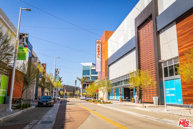 Building Photo - 6445 Tujunga Ave