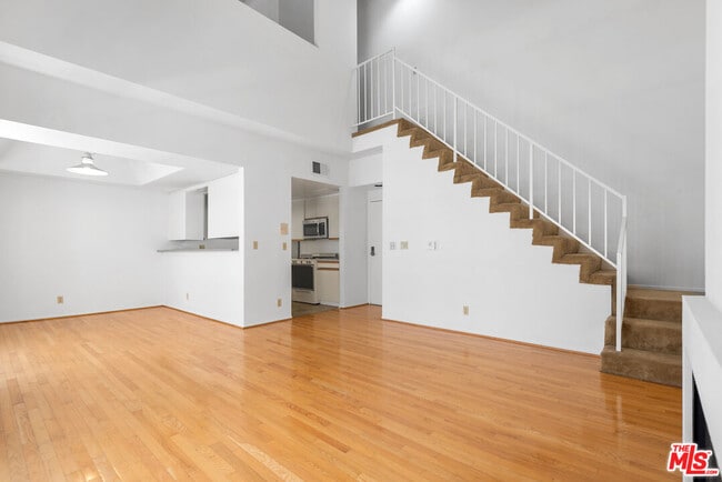 Building Photo - 607 N Rossmore Ave