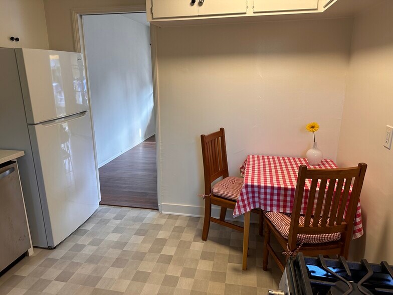 Building Photo - 647 Brooks Ave