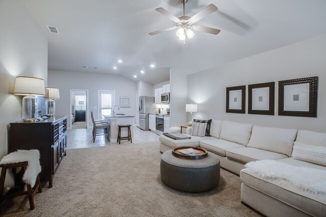 Building Photo - Available Now! 3/2/2 in Bell Farms!