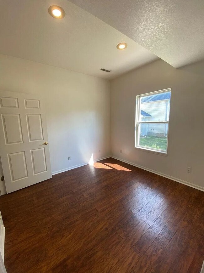 Building Photo - 404 S Marion St