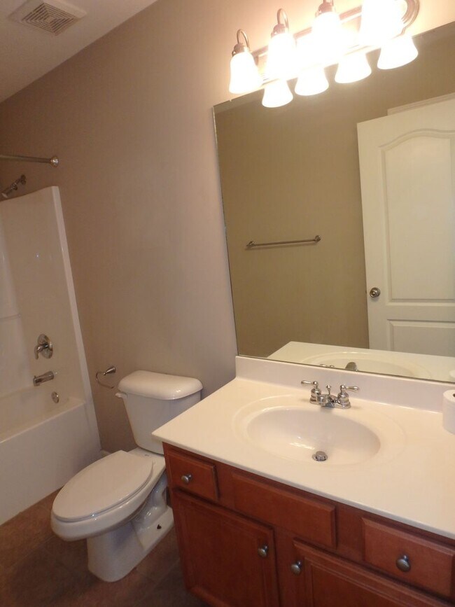 Building Photo - Nice 3 Bed 2 Bath House In Hunters Gate!