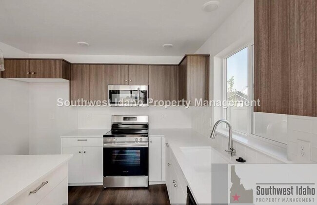 Building Photo - 8140 E Sunray Dr