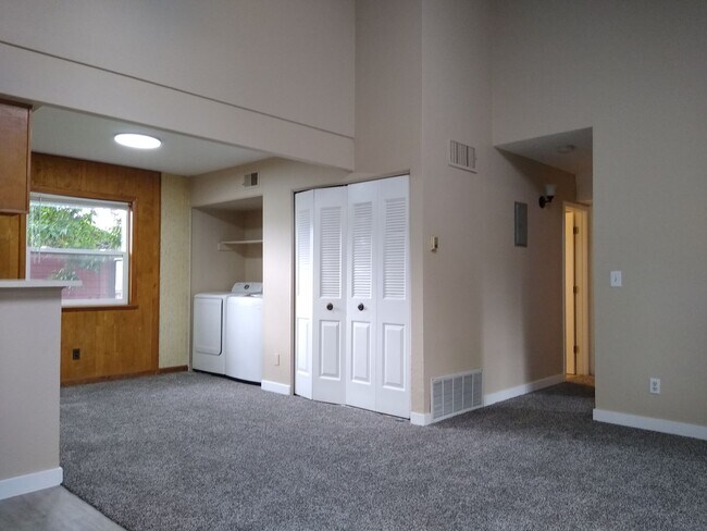 Building Photo - Charming 2 Bedroom 2 Bath w/ Large Yard, 1 Car Garage and Central Air/Heat