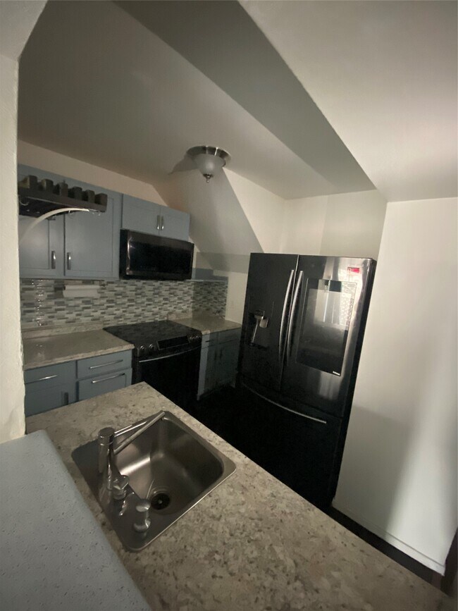 Building Photo - 10811 Richmond Ave.