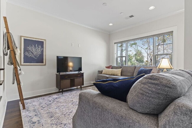 Building Photo - Luxurious 4-Bed Townhouse with Fireplace &...