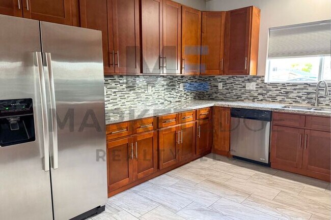 Building Photo - 4Bed/2Bath Home at 7th St/Baseline! JOIN T...
