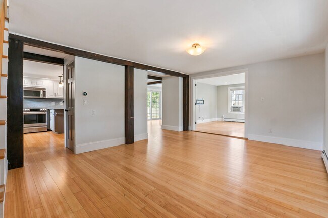 Building Photo - New England Style Farm House for RENT in P...