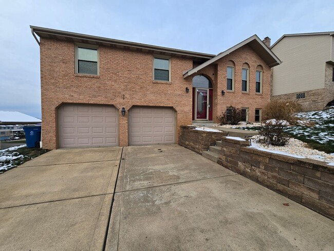 Building Photo - Beautiful Split Entry - 3 Bedroom 2.5 Bathroom in Rustic Ridge Estates