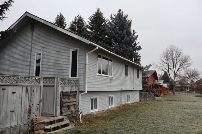 Building Photo - Spacious Home with Large pet friendly yard