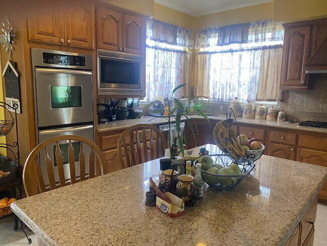 Building Photo - "Modern 5-Bedroom Sanctuary with 3 Baths and 4,353 Sq Ft of Comfort in San Bernardino!"