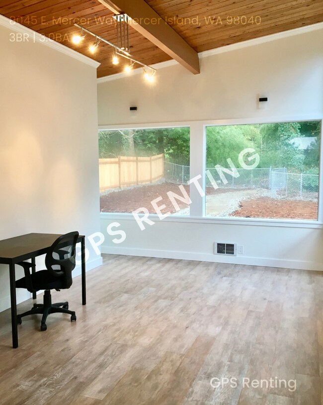 Building Photo - Elegant South Mercer Island Home with Lake...