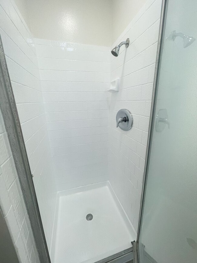 Building Photo - 3 bedroom 2 bath home in desired neighborhood