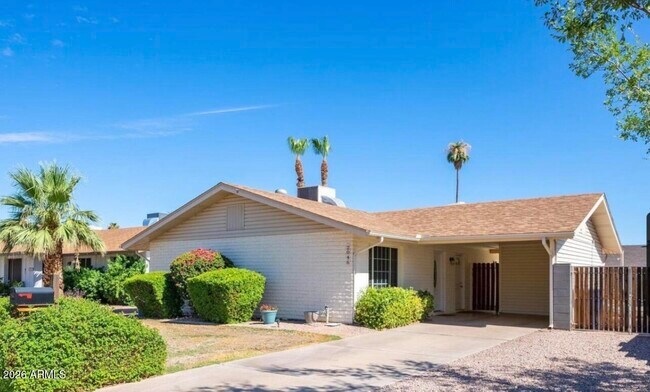 Building Photo - 2046 E Yale Dr