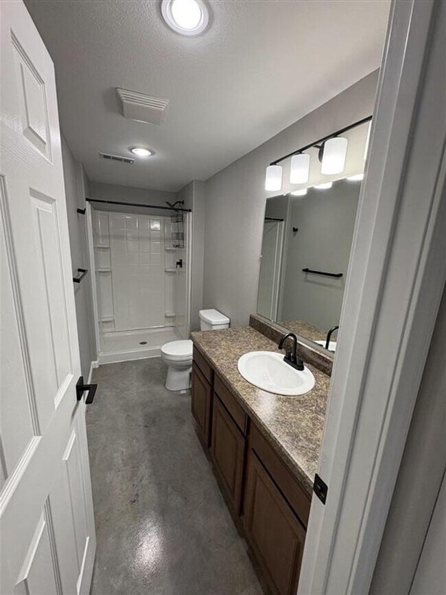 Building Photo - Beautiful 5 bedroom home