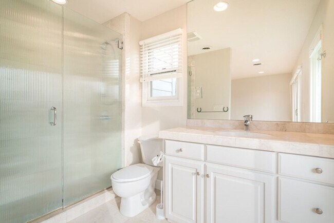 Building Photo - Escape to the Country, Spacious Contemporary in Wilsonville with Shop